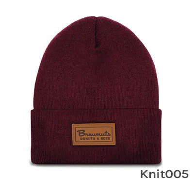 Burgundy knitted beanie with logo